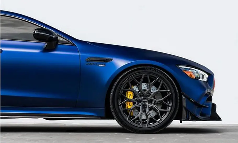 Renntech Mercedes-AMG GT 63 S Vorderteil des Renntech Mercedes-AMG GT 63 S in der Seitenansicht.