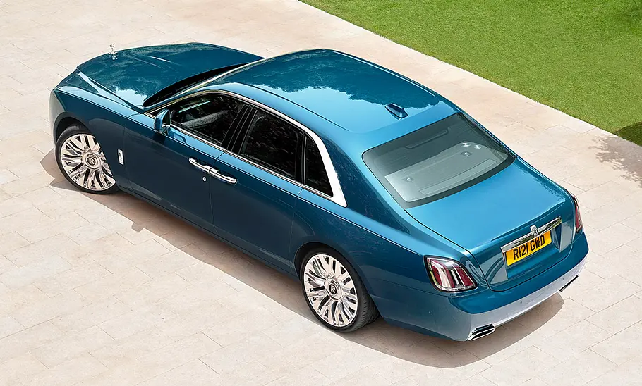 Rolls-Royce Ghost Facelift (2025) Das Rolls-Royce Ghost Facelift (2025), statisch von hinten links fotografiert.