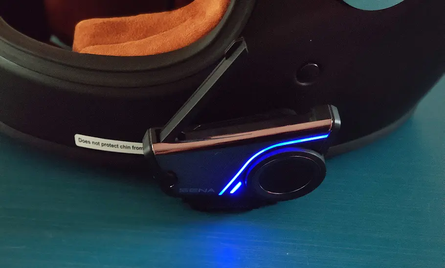 Sena 60 S mit ausgeklappter Antenne und blauem LED-Licht.
