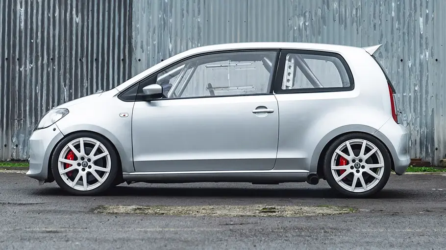Skoda Citigo Darkside statisch von der Seite fotografiert.