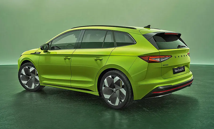 Skoda Enyaq RS Facelift (2025) Skoda Enyaq RS Facelift (2025) steht im Studio, Ansicht von hinten links.