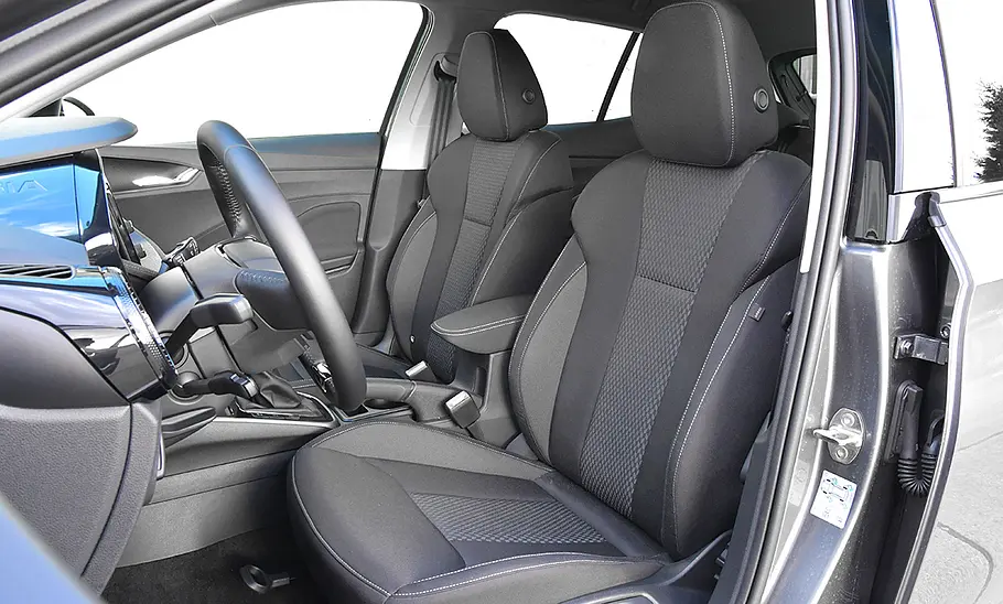 Skoda Fabia (2021) Die vorderen Sitze des Skoda Fabia (2021), durch die geöffnete Fahrertür fotografiert