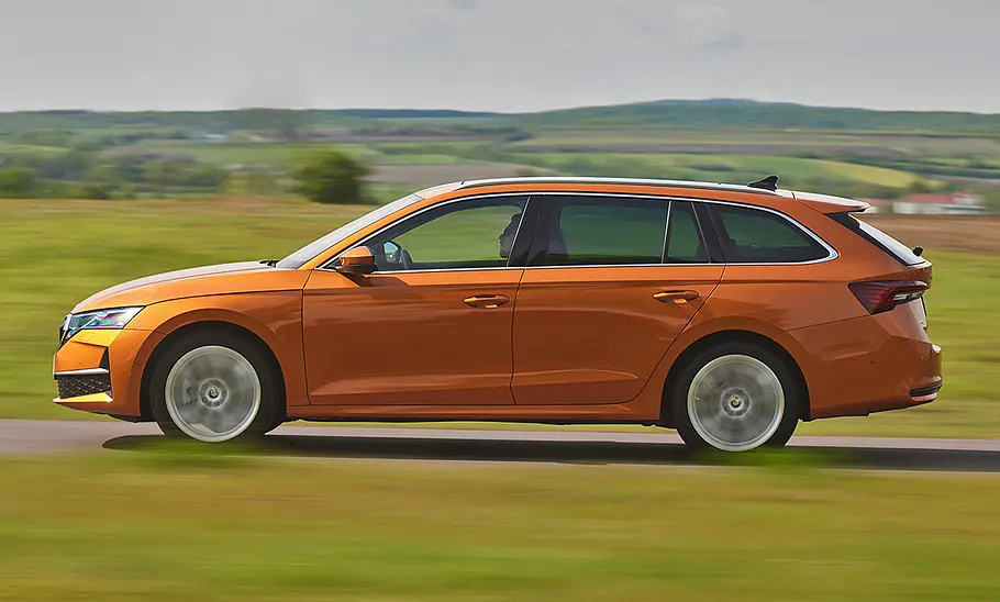 Skoda Octavia Combi Facelift (2024) Skoda Octavia Combi Facelift (2024) fahrend, von der Seite