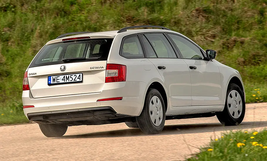 Skoda Octavia (2013) Der Skoda Octavia (2013) fährt durch eine Rechtskurve, von hinten rechts fotografiert.