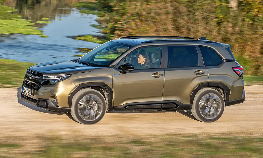 Subaru Forester (2025) Subaru Forester (2025) fährt auf einer Landstraße, Ansicht von der rechten Seite.