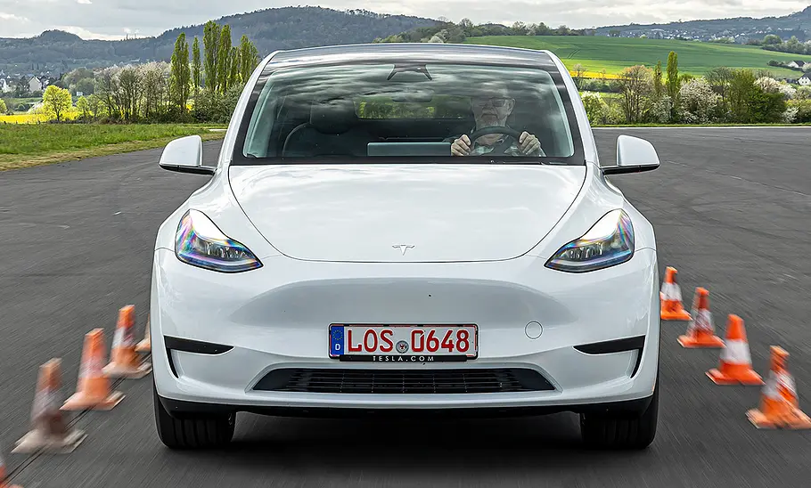Weises Tesla Model Y Maximale Reichweite RWD fahrend, von vorne