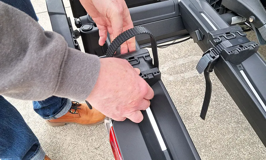 Heckbox Thule Santu Montage der Adapter für die Heckbox Thule Santu am Fahrradträger.