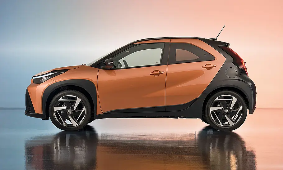 Toyota Aygo X Facelift (2025) steht im Studio, Ansicht von der linken Seite.