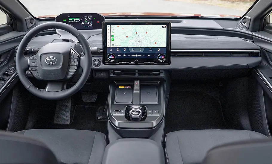 Toyota C-HR+ (2025) Das Armaturenbrett des Toyota C-HR+ (2025).