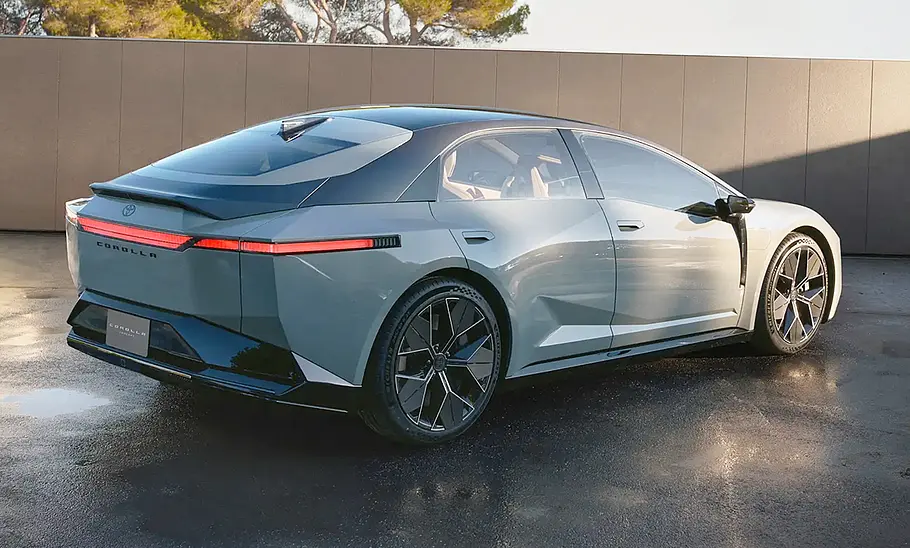 Das Toyota Corolla Concept (2025), statisch von hinten rechts fotografiert.