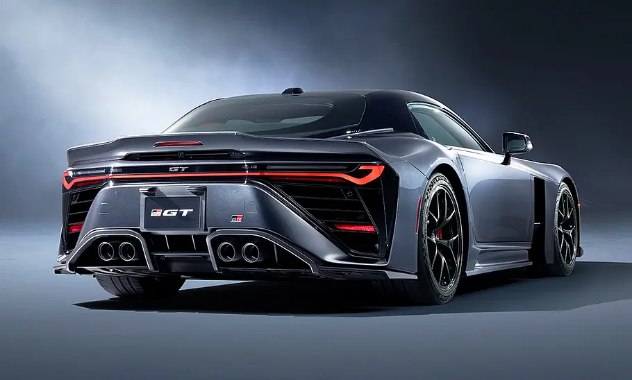 Der Toyota GR GT (2027) steht in Studioumgebung, von hinten rechts fotografiert.