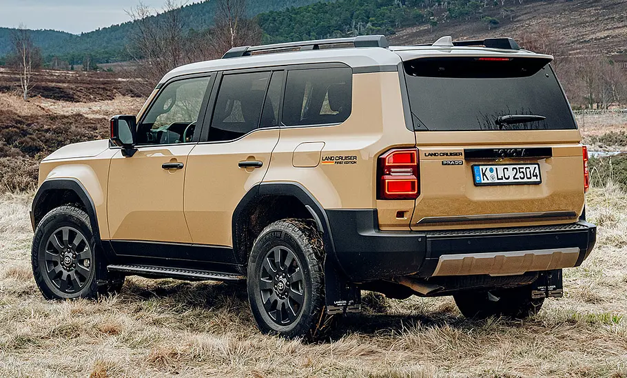 Toyota Land Cruiser First Edition (2024) Der Toyota Land Cruiser First Edition (2024) statisch von schräg hinten.