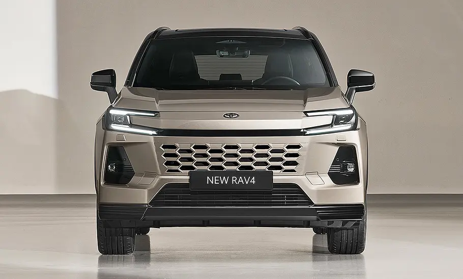 Toyota RAV4 (2026) steht im Studio, Ansicht von vorne.