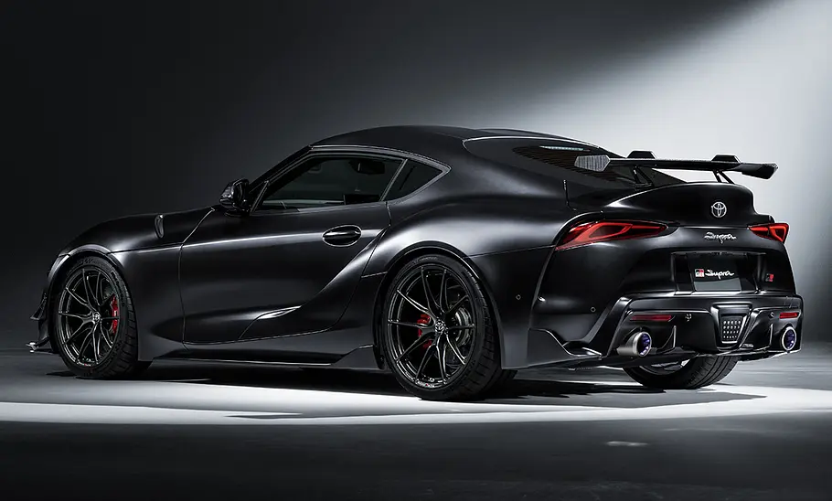 Toyota GR Supra A90 Final Edition Das Heck des Toyota GR Supra A90 Final Edition mit großem Heckflügel.