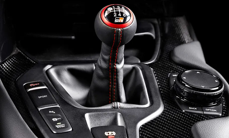 Toyota GR Supra Lightweight Evo Der kurze Schalthebel des Toyota GR Supra Lightweight Evo in der Detailaufnahme.