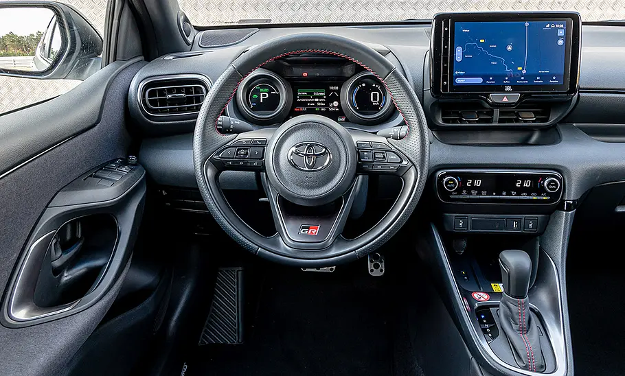 Das Cockpit des Toyota Yaris (2020), vom Fahrersitz aus fotografiert