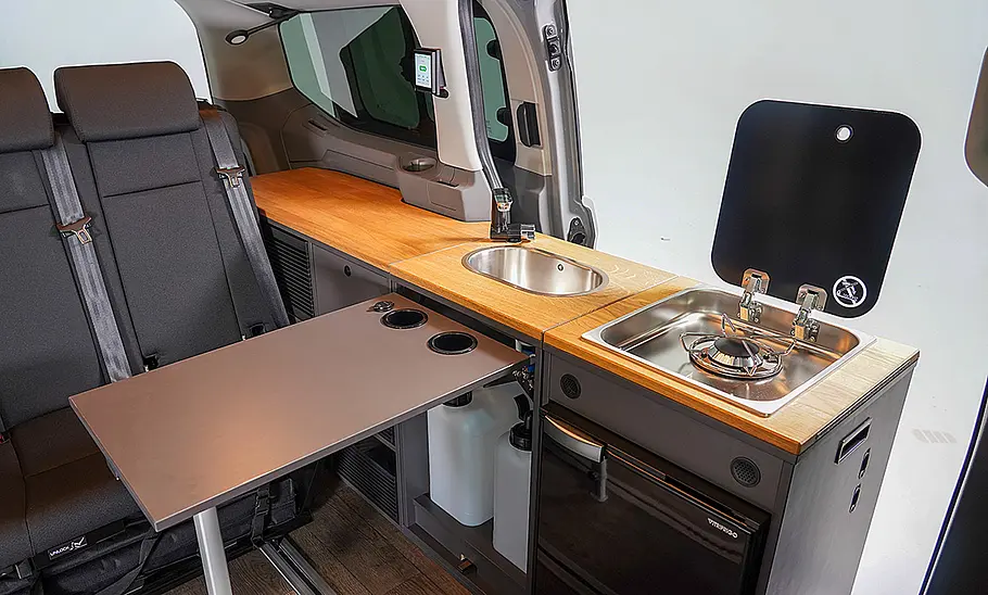 Die Innenaufnahme zeigt das Seitenmodul des Vanexxt Caravelle Campervan (2025) im Detail.