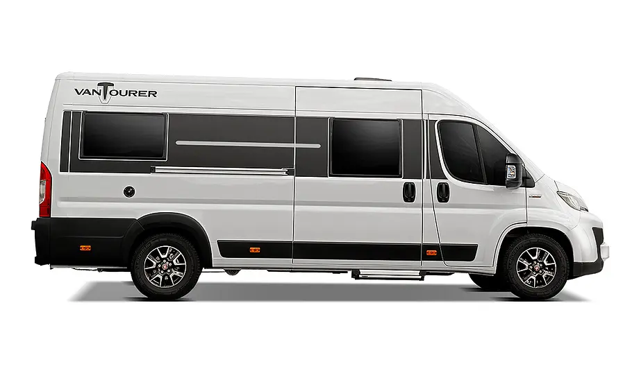 Van Tourer 630 L (2026) Van Tourer 630 L (2026) vor weißem Hintergrund. Ansicht von der rechten Seite.