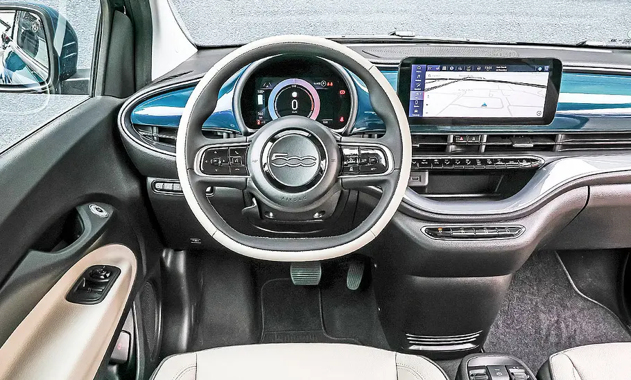 Blick auf die Armaturen im Innenraum des Fiat 500 Elektro.