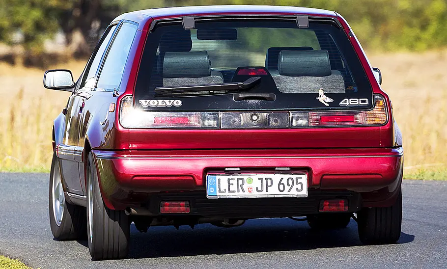 Der Volvo 480 2.0 fahrend von hinten.