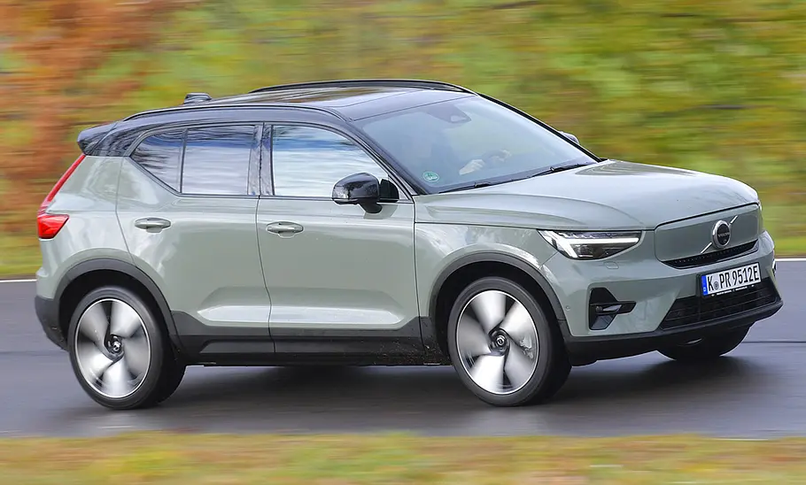 Volvo EX40; fahrend von der linken Seite