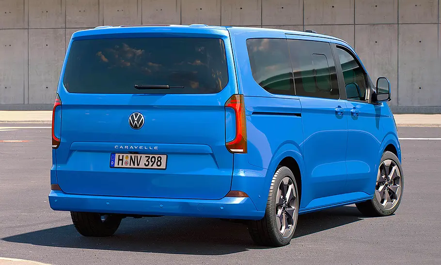 VW Caravelle Der VW Caravelle, statisch von hinten rechts fotografiert.