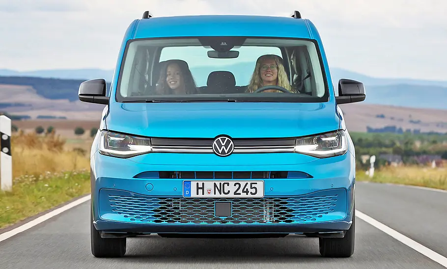 VW Caddy California (2020) dynamisch frontal von vorne