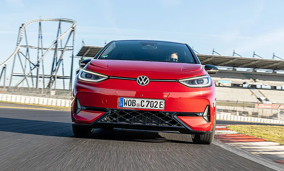 Der VW ID.3 GTX fährt auf der Grand-Prix-Strecke des Nürburgring durch eine Linkskurve, von vorne fotografiert.