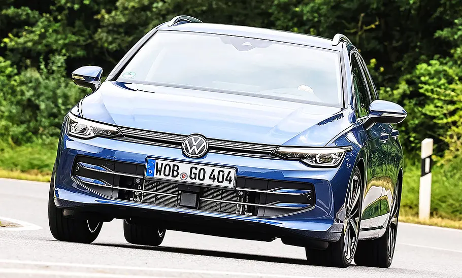 Blick von schräg vorne auf den fahrenden VW Golf Variant.