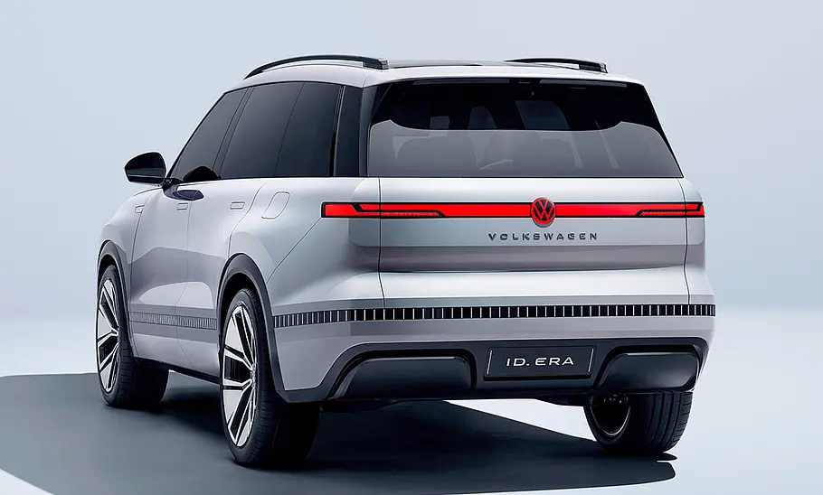 Der VW ID. Era (2025) steht in Studioumgebung, von hinten rechts fotografiert.