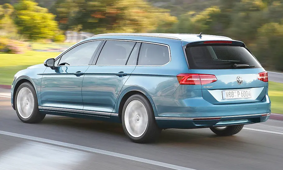 VW Passat Variant (2014) VW Passat Variant (2014); fahrend von hinten links