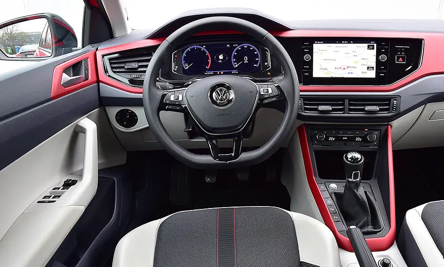 Das Cockpit des VW Polo (2017).