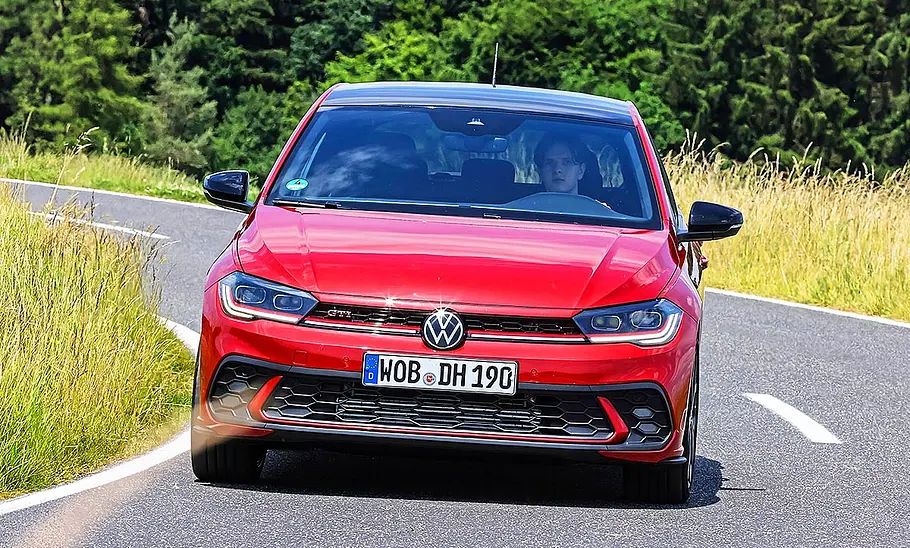 Blick von vorne auf den VW Polo GTI.