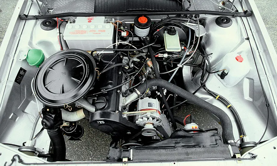 Der Motorraum des VW Santana.