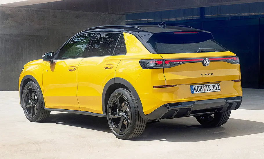 Der VW T-Roc, statisch von hinten links fotografiert.