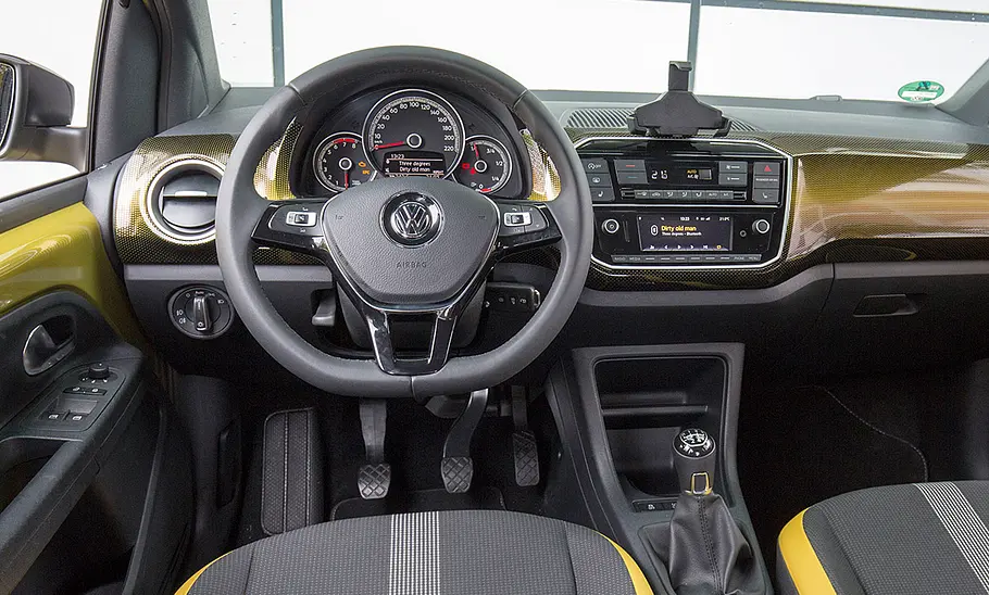 Das Cockpit des VW Up (2016).