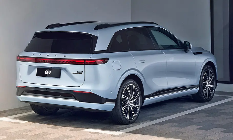 XPeng G9 (2024) Der XPeng G9 (2024) statisch von schräg hinten fotografiert.