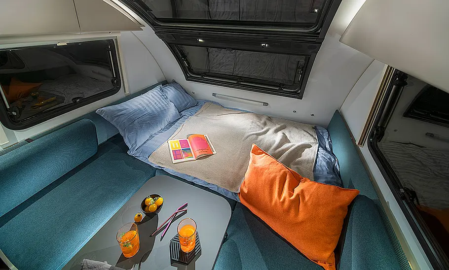Adria Action Sports 391 LH (2025) Die Sitzgruppe des Adria Action Sports 391 LH (2025) im Umbau zum Bett.