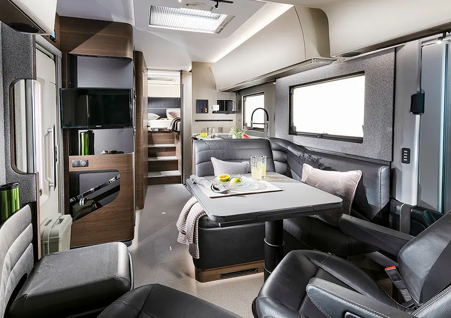 Adria Supersonic 780 SL (2023) Innenraum Sitzgruppe