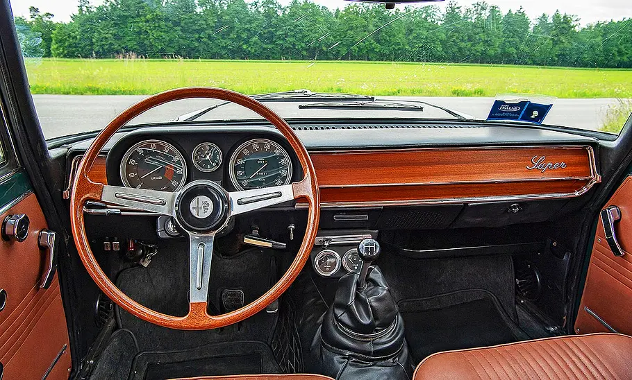 Alfa Romeo Giulia Super Blick auf die Armaturen im Innenraum des Alfa Romeo Giulia Super.