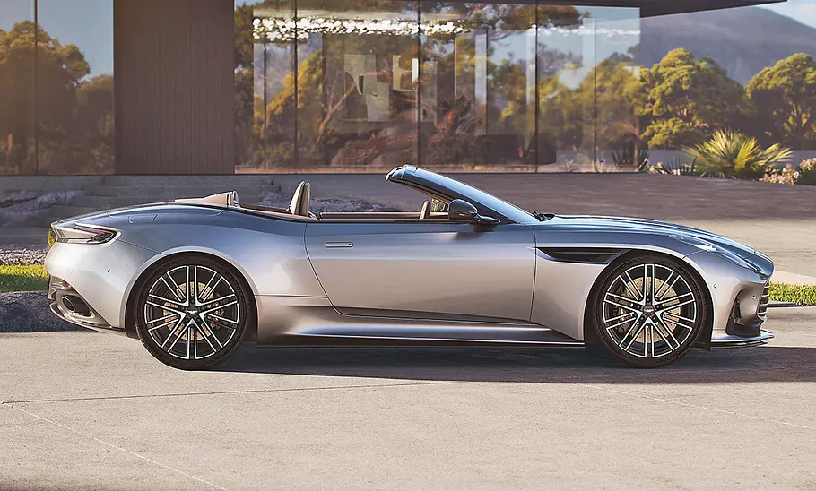 Der Aston Martin DB12 Volante (2023) stehend von der Seite fotografiert.