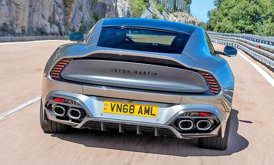 Heckansicht des fahrenden Aston Martin Vanquish (2024).