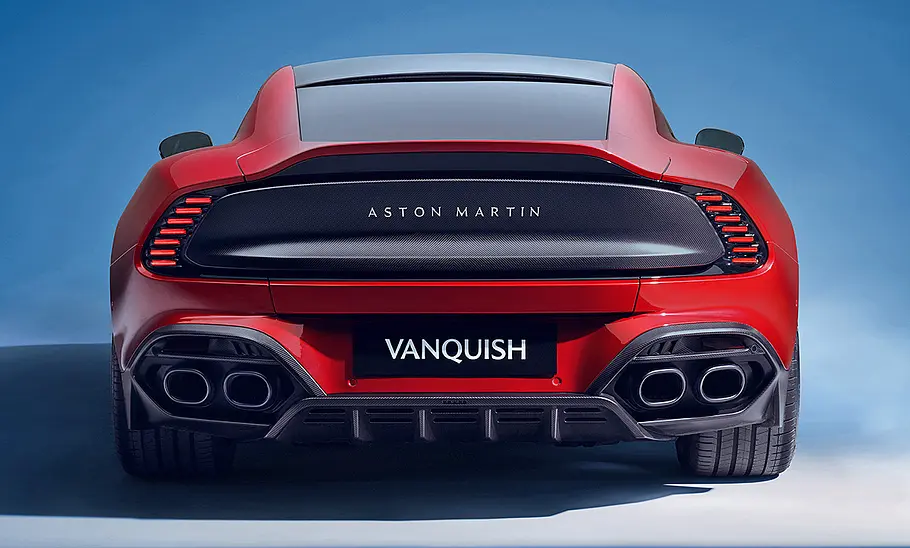 Aston Martin Vanquish (2024) Der Aston Martin Vanquish (2024) steht in Studioumgebung, von hinten fotografiert.
