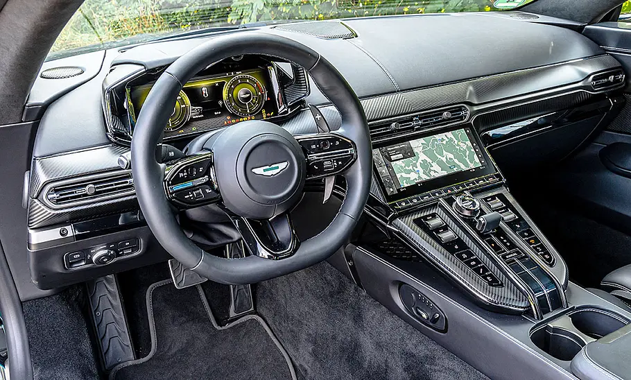 Cockpit des Aston Martin Vantage V8.