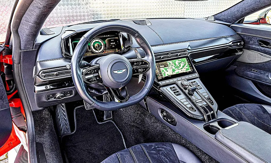 Das Cockpit des Aston Martin Vantage V8.