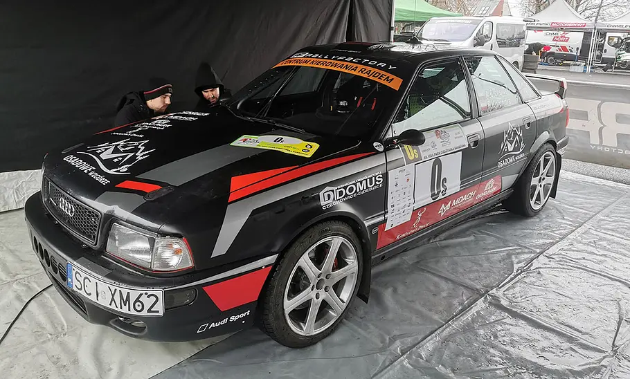 Der Audi 80 VR5T in einem Zelt, fotografiert von schräg vorne.