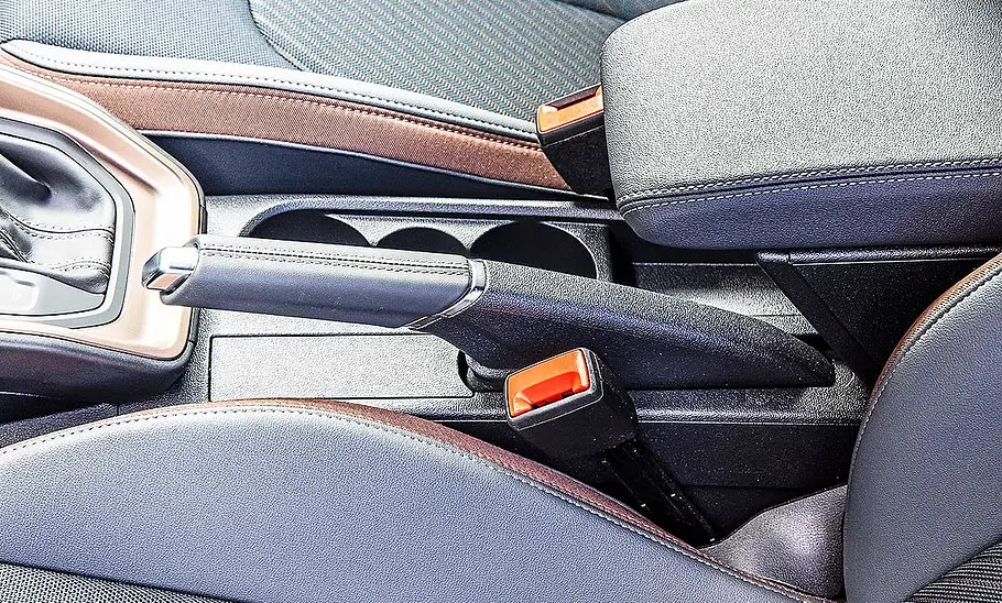 Blick auf den Handbremshebel im Innenraum des Audi A1.