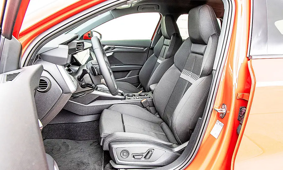 Blick auf die Vordersitze im Innenraum des Audi A3.