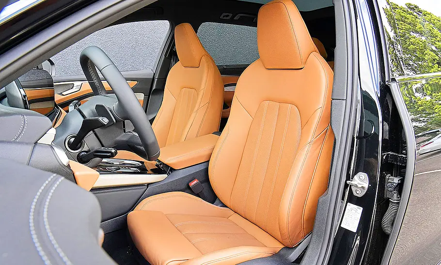 Blick auf die Vordersitze im Innenraum des Audi A6 Avant.