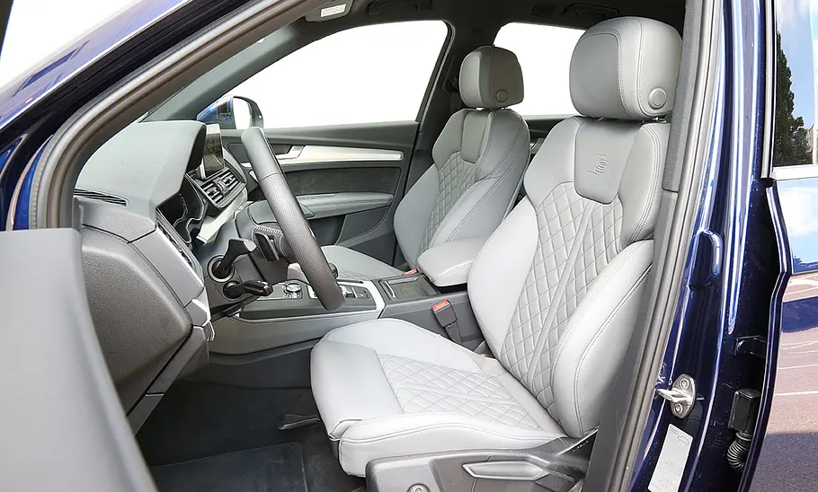 Die vorderen Sitze des Audi Q5 (2017).